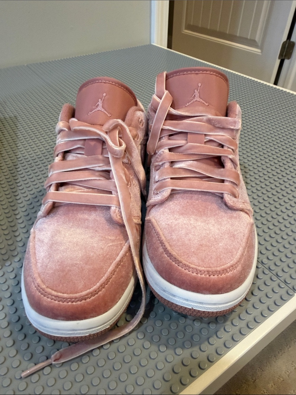 Nike women’s Low-Top Velvet Sneakers in Dusty Pink - Picture 5 of 6